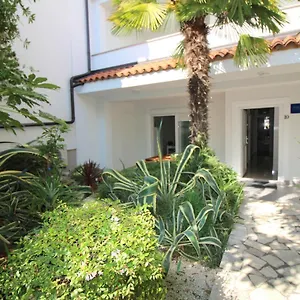 Modern Zen With Private Garden Poreč